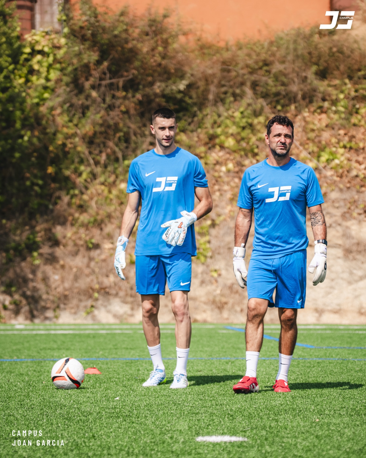 Entrenadores de ML1 Academy en el campo