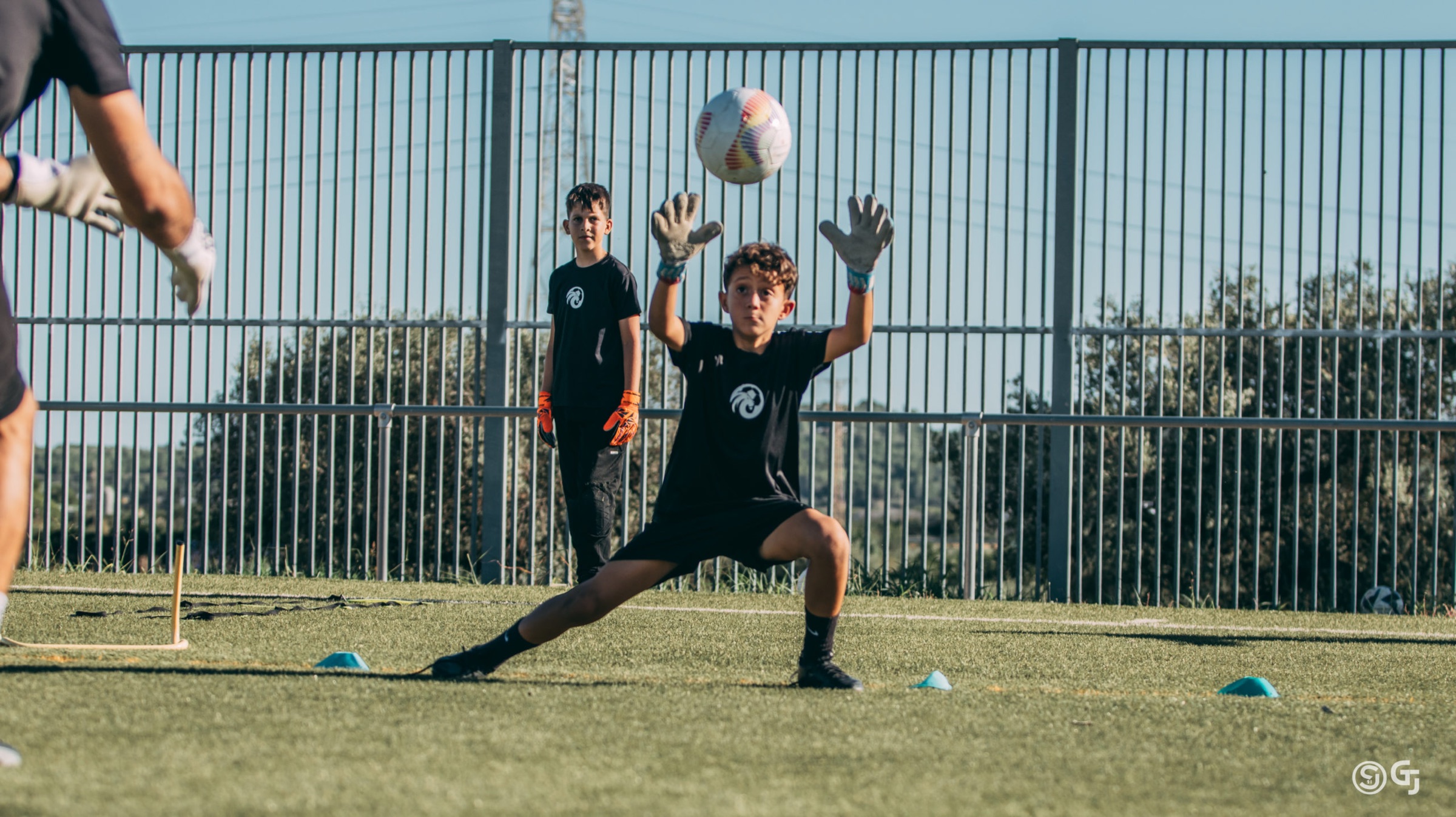 Portero atajando un balón en entreno ML1 Academy